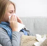 Vai darbinieks veselības dēļ var kavēt vienu dienu un saņemt par to samaksu?