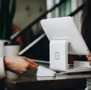 Komisija atbalsta prasību, ka saziņai ar patērētājiem jānotiek latviešu valodā