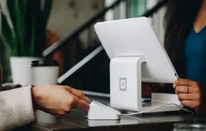 Komisija atbalsta prasību, ka saziņai ar patērētājiem jānotiek latviešu valodā