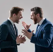 Saeimas komisija skata priekšlikumus grozījumiem Darba likumā, strīdīgākos atliek uz martu