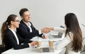 Daļai Latvijas iedzīvotāju grūti atrast darbu, bet vakances paliek tukšas. Kāpēc?