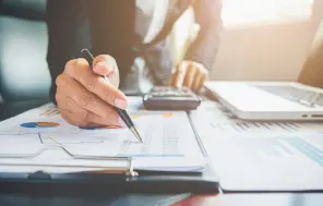 Finanšu ministrija iezīmē izaicinošu fiskālo telpu 2026.–2030. gadam
