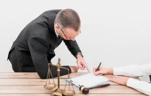 Nosaka stingrākas prasības valsts nodrošinātās juridiskās palīdzības sniedzējiem