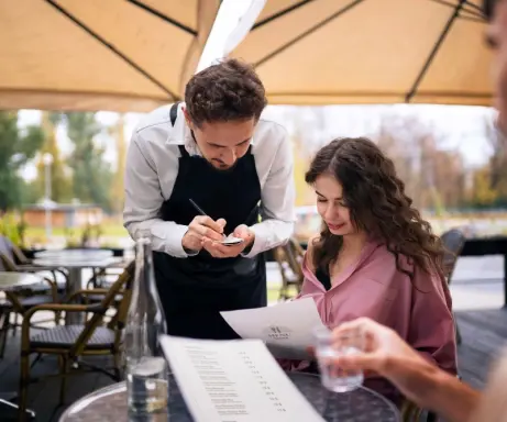 Viedoklis: kāpēc virsstundu piemaksas kavē Latvijas izaugsmi