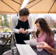 Viedoklis: kāpēc virsstundu piemaksas kavē Latvijas izaugsmi