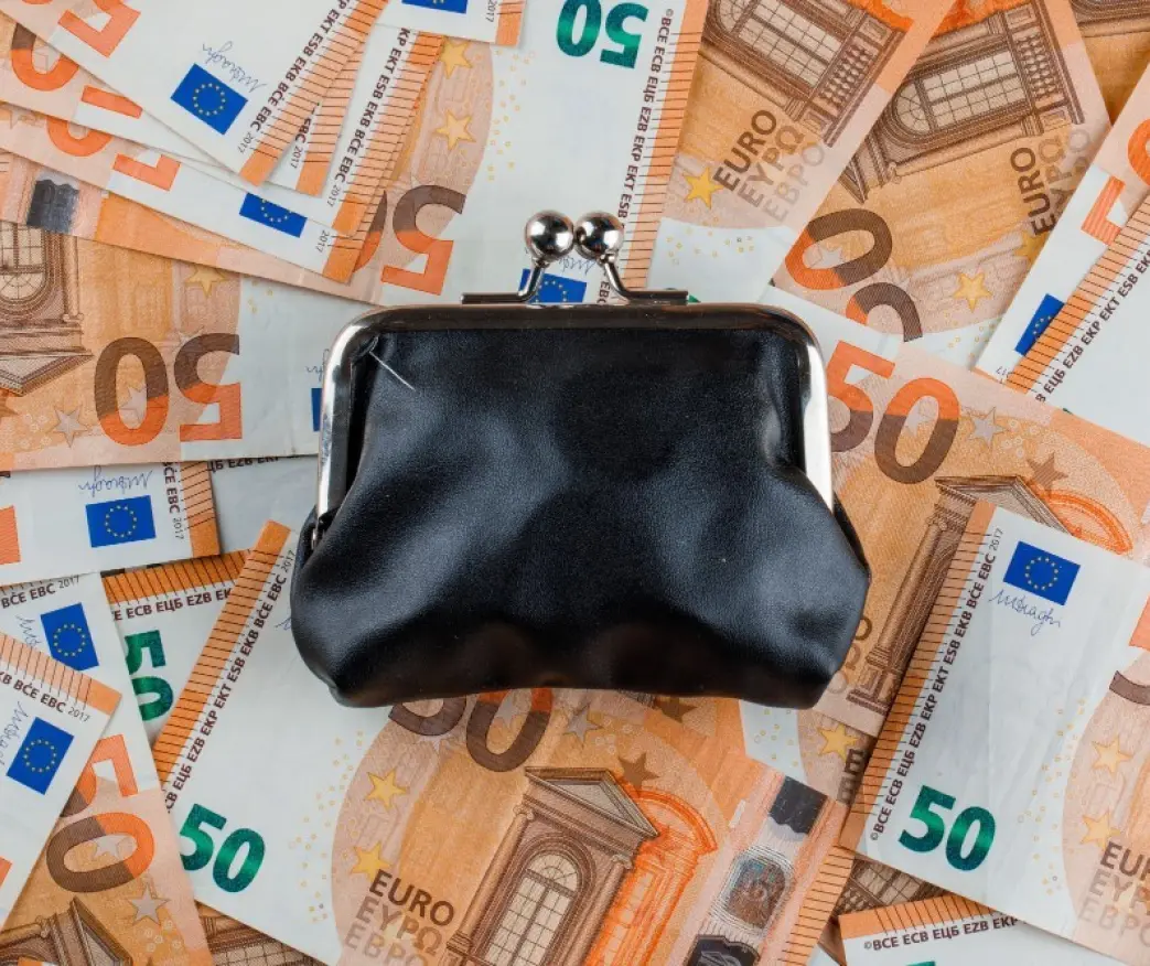 Ārpustiesas parādu atgūšanai pērn nodotas lietas par vairāk nekā 230 miljoniem eiro