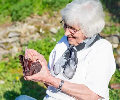Piedāvā pensionāriem palielināt piemaksu par apdrošināšanas stāžu