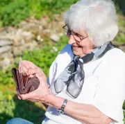 Piedāvā pensionāriem palielināt piemaksu par apdrošināšanas stāžu