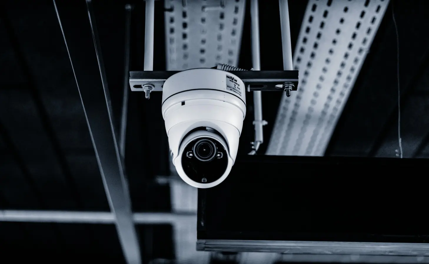 Vai uzņēmums drīkst skatīties videonovērošanas kameru attēlus reāllaikā?