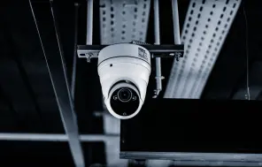 Vai uzņēmums drīkst skatīties videonovērošanas kameru attēlus reāllaikā?