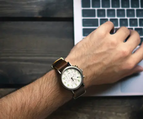 Sociālo un darba lietu komisija tomēr atbalsta 100% piemaksu par darbu svētku dienā