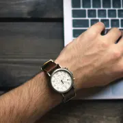 Sociālo un darba lietu komisija tomēr atbalsta 100% piemaksu par darbu svētku dienā