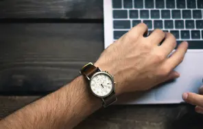 Sociālo un darba lietu komisija tomēr atbalsta 100% piemaksu par darbu svētku dienā