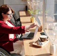 Valdība ievieš “darba izmēģinājumu” cilvēkiem ar invaliditāti, arodbiedrības to uzskata par diskrimināciju