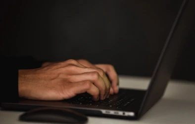 Strādā ārzemēs, bet esi Latvijas rezidents? Kas jāzina par nodokļiem un deklarācijām