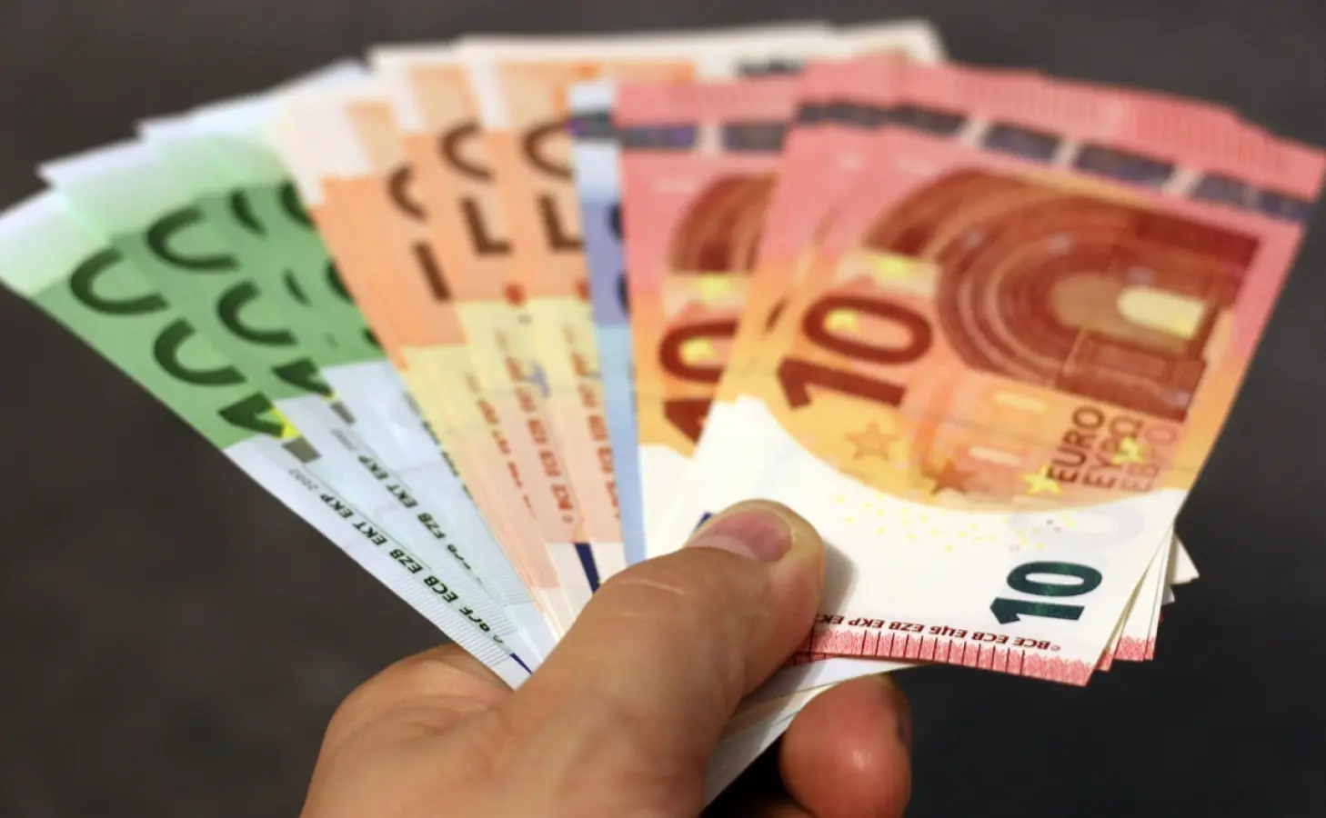 Strīdi par nebanku kreditētāju uzraudzību neaptur reformu Saeimā