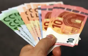 LM piedāvā nākamgad minimālo algu paaugstināt līdz 835 eiro