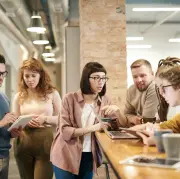 Pat sankciju laikā darba devējam jāpilda saistības pret darbiniekiem