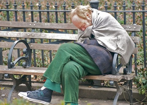 Garantēto minimālo ienākumu vēlas paaugstināt līdz 64 eiro