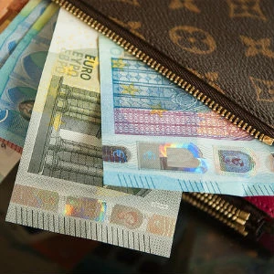 Iespēja saņemt bezmaksas juridiskās konsultācijas par parādnieka un piedzinēja tiesībām un pienākumiem