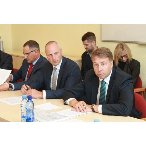 Ar pašvaldību vadītājiem pārrunāti iespējamie risinājumi ceļu stāvokļa uzlabošanai reģionos