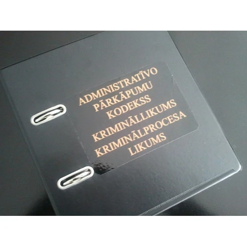 Apstiprina grozījumus Latvijas Administratīvo pārkāpumu kodeksā, kas paredz iespēju konfiscēt muitā nedeklarētu naudu