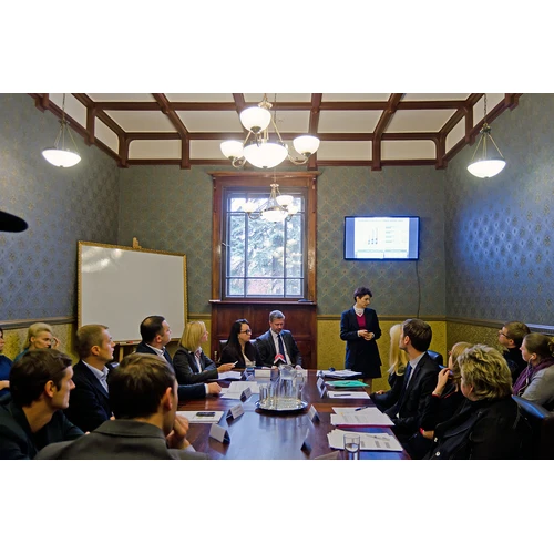 Uzņēmēji un politiķi diskutē par izmaiņām mikrouzņēmumu nodokļa režīmā (video)