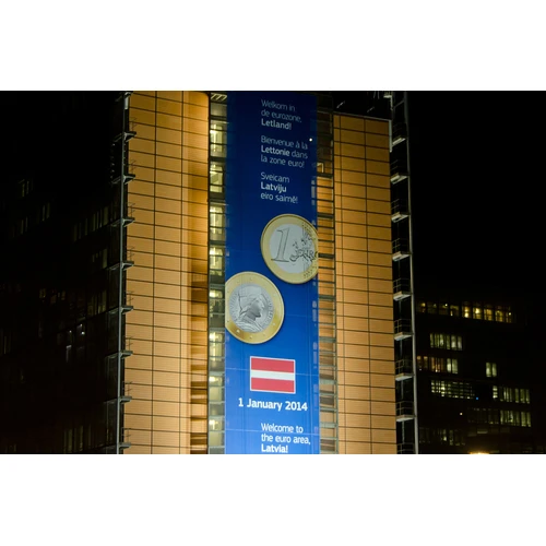 Eirobarometrs: Latvijā eiro atbalsta vairāk nekā 50%