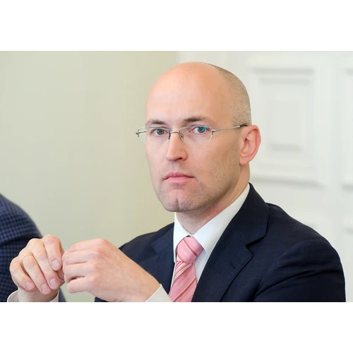 Ekonomikas ministrs un uzņēmēji kritizē Finanšu ministra paziņojumu par IIN samazināšanas atcelšanu (video)