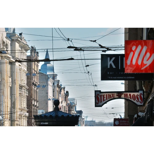 Kādā valodā vai alfabētā drīkst veidot kafejnīcu nosaukumus?