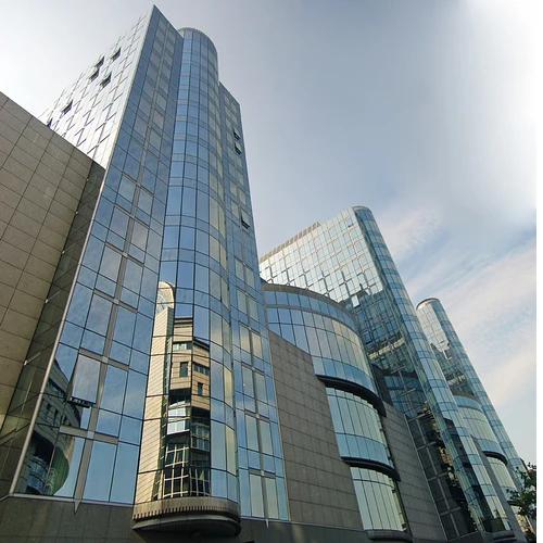 Eiropas Parlamenta deputāti vienojas par jauniem noteikumiem digitālā sektora uzņēmumu aplikšanai ar nodokļiem