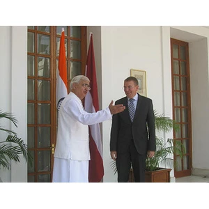 Paraksta dubultnodokļu neuzlikšanas un nodokļu nemaksāšanas novēršanas līgumu ar Indiju