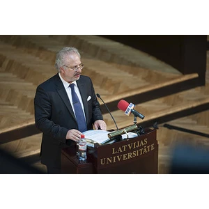 Izvērtē Satversmes preambulas nepieciešamību un tās saturu