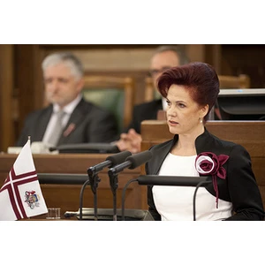 Video atskats uz aizvadītajiem valsts svētkiem - Saeimas deputāti pulcējas uz sēdi, fotografējas un noliek ziedus pie Brīvības pieminekļa