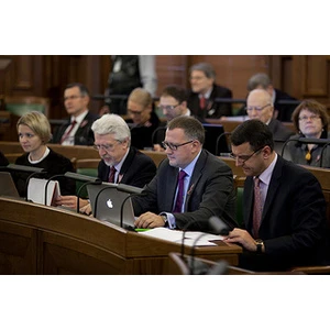 Saeima vēlreiz galīgajā lasījumā pieņēmusi grozījumus "referendumu likumā"; pieņem arī Parādu atgūšanas likumu