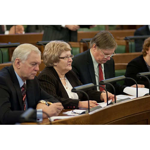 Saeima tikai daļēji ratificē Pārskatīto Eiropas Sociālo hartu