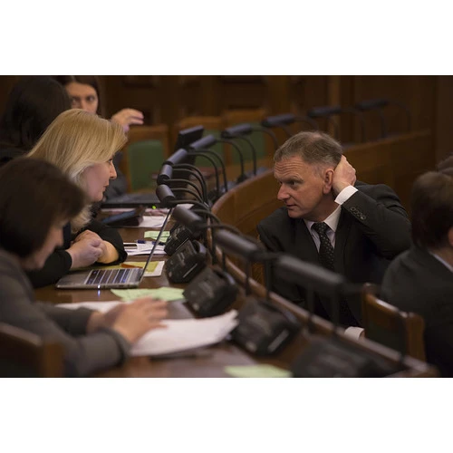 Saeima grozījumos kārtības rullī paredz stingrākas sankcijas deputātiem