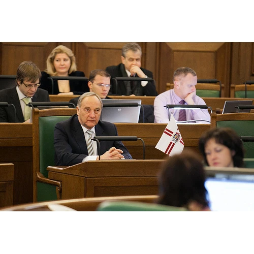 Saeima noraida likumprojektus par deputāta skaitu samazināšanu pašvaldībās un Valsts prezidenta un Satversmes tiesas priekšēdētāja ievēlēšanu atklātā balsojumā