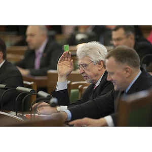 Pieņem grozījumus Administratīvo pārkāpumu kodeksā, kas paredz mazāku sodu par darba līguma rakstisku nenoslēgšanu