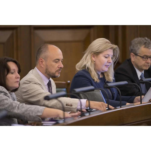 Saeima pieņem lēmumu pārdalīt finansējumu piena ražotāju atbalstam saistībā ar Krievijas ekonomiskajām sankcijām pret Latviju