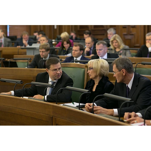 Valsts budžeta projekts 2014. gadam, plānotais vidēja termiņa budžeta ietvars un ar to saistītie 38 likumi Saeimā pieņemti 1. lasījumā