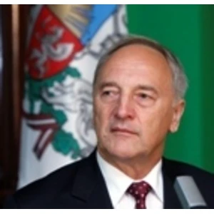 Valsts prezidents rosina pastiprināt sodus par necieņas izrādīšanu valsts simboliem