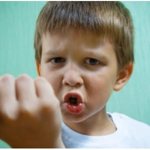 Agresīviem skolēniem mācību saturs būs jāapgūst ģimenē