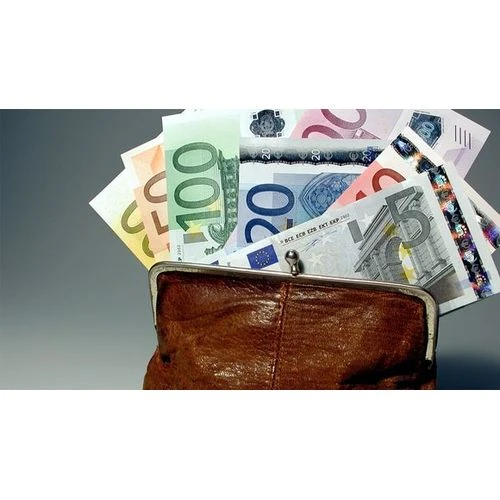 Vai jāmaksā alga par svētku dienām, kas iekrīt darbiniekam noteiktajās darba dienās?