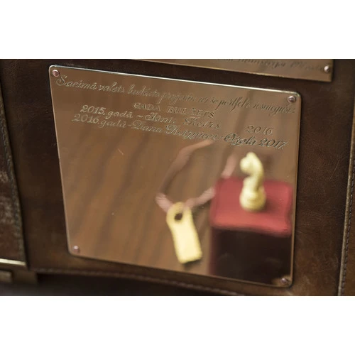 Nākamā gada valsts budžeta likumprojektu, ierakstītu zibatmiņā, finanšu ministre nodevusi izskatīšanai Saeimā