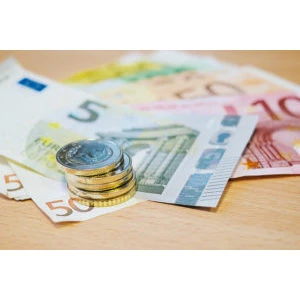 Aizliegts pieprasīt  transakcijas jeb komisijas maksu par skaidras un bezskaidras naudas norēķiniem