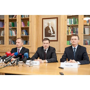 Paraksta vēstuli konverģences ziņojuma pieprasīšanai, kas ir vēl viens solis ceļā uz eiro ieviešanu