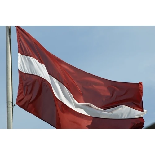 Valsts karogam noteiks stingrākas izgatavošanas prasības, nedrīkstēs necienīgi apieties ar karoga attēlu