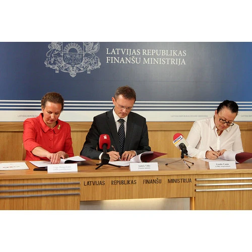 Finanšu ministrija ar darba devējiem parakstījusi Nodokļu politikas stratēģiju 2015.-2017.gadam