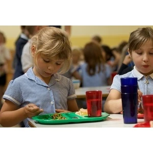 Valsts apmaksātas brīvpusdienas nodrošinās arī 4.klases skolēniem